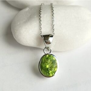 NEW  Deep cut Oval Peridot sterling silver pendant necklace